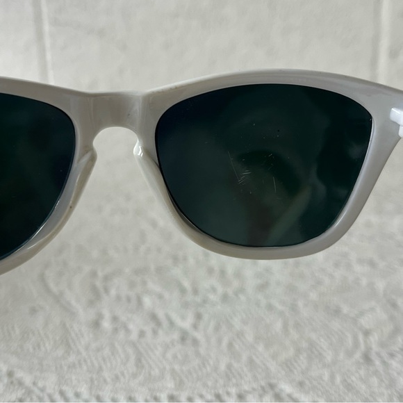 Oakley Frogskins  White Frames Sunglasses - Picture 9 of 12